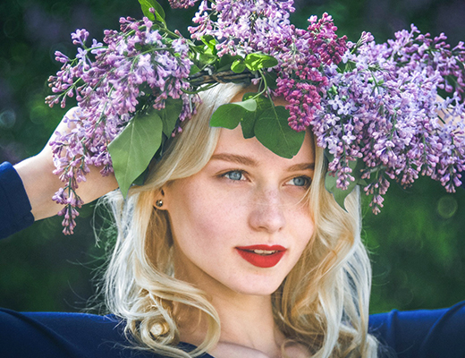 L’été me va si bien avec une couronne de fleurs L’été me va si bien avec une couronne de fleurs