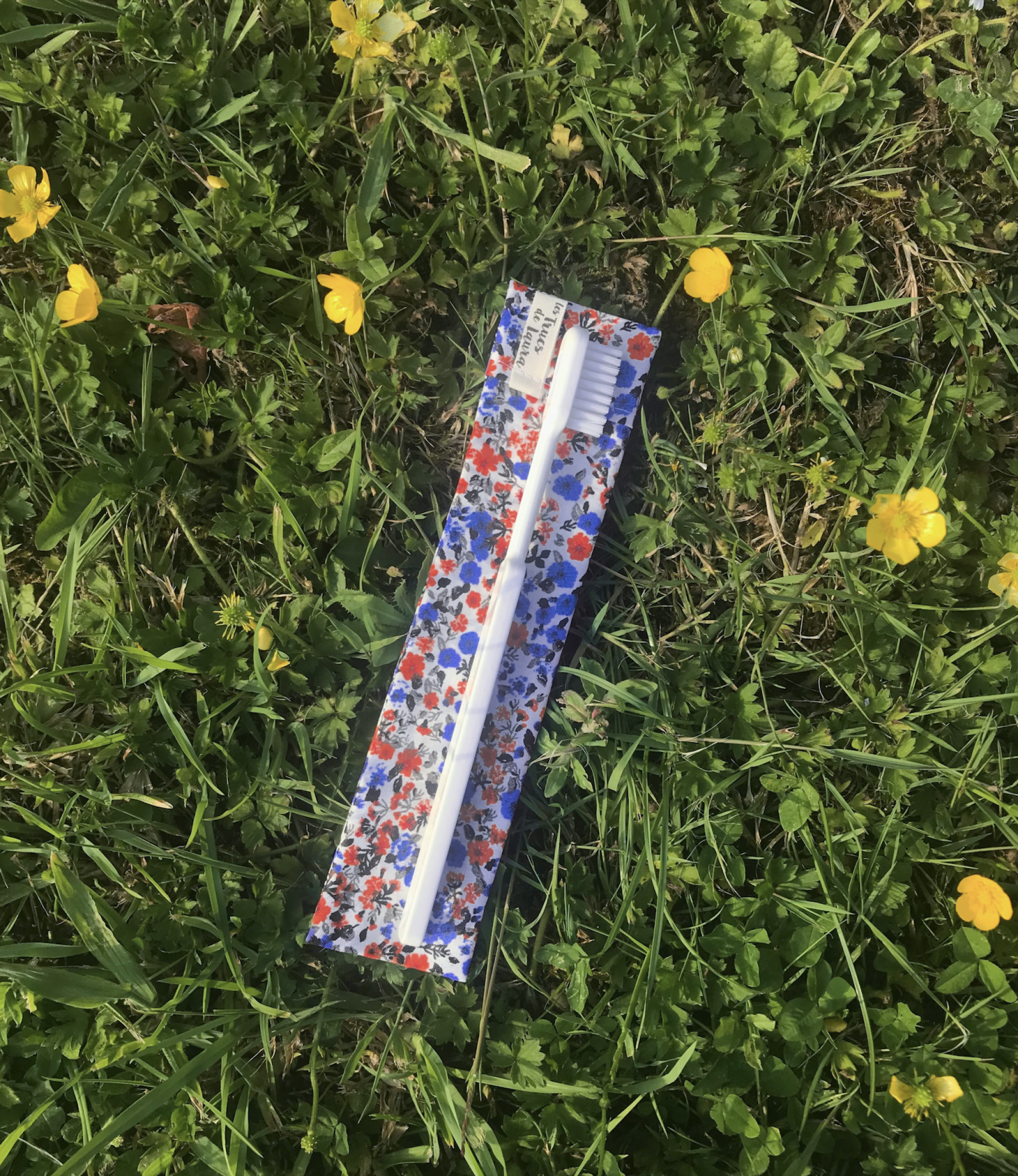 Pochette brosse à dent petites fleurs Pochette brosse à dent petites fleurs